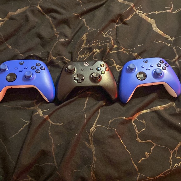 Xbox one (black) with 2k20 including 3 controllers
